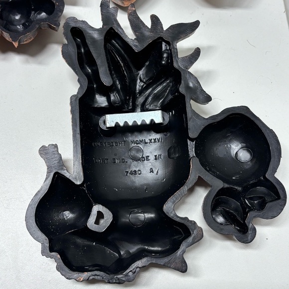 Set of 3 vintage Coppercraft Guild wall hangings with various vegetables - Picture 6 of 11